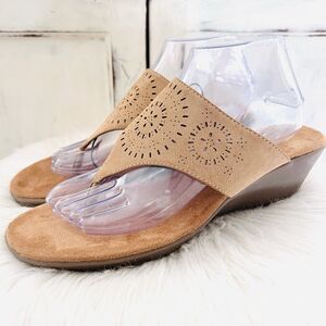 NWT Aerosoles Brown Leather Pretty Eyes Medallion Slip on Thong Wedge Sandals 9W